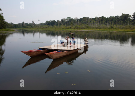 Peru, Boca Manu, Manu Nationalpark, touristischen und Bootsführer mit Katamaran Aussichtsplattform im See genannt: Conga Blanco. Stockfoto