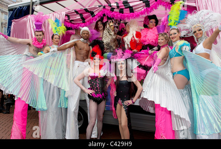 Gay Nachtschwärmer an Birminghams Gay Pride Parade, UK, 2011 Stockfoto