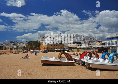 Praia dos Pescadores und Altstadt, Albufeira, Algarve, Portugal Stockfoto