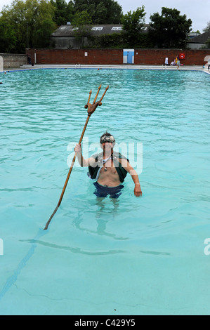 Spaßschwimmer im Pells Outdoor Swimmingpool in Lewes East Sussex, das mit 150 Jahren das älteste Freswater Outdoor Pool in Großbritannien ist Stockfoto