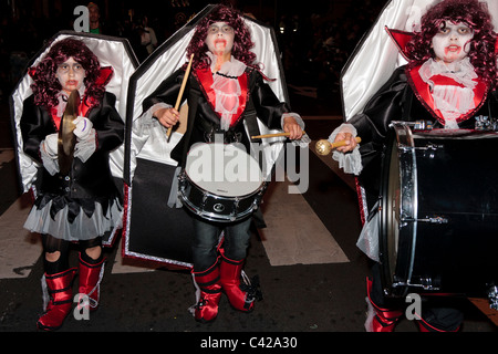 Trommler gekleidet als Vampire in der Nacht-Parade am Karneval in Santa Cruz De Tenerife-Kanarische Inseln-Spanien Stockfoto