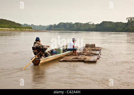 Peru, Boca Manu, Manu Nationalpark, Fluss: Madre De Dios. Transport von Holz. Stockfoto