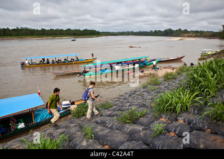 Peru, Boca Manu, Manu Nationalpark, Fluss: Madre De Dios. Touristen-paar am Hafen. Stockfoto