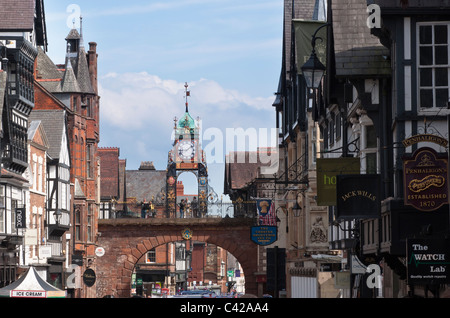 Chester Stadtzentrum, blickte Eastgate Street mit seinen viktorianischen Uhr. Cheshire. UK Stockfoto