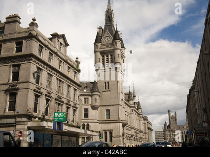 Aberdeen Scotland UK Blick auf Union Street Old Town House gebaut 1789 in Richtung Castlegate und Heilsarmee Zitadelle Gebäude Stockfoto