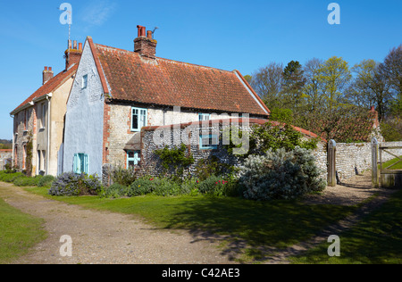 Ferienhäuser in der Nähe von St.-Margarethen Kirche in Cley-Next-the-Sea in North Norfolk Stockfoto