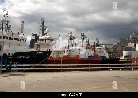 Aberdeen Scotland UK Zeile der Schifffahrt Schiffe vor Anker im Hafen Stockfoto