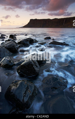 Talisker Bay auf der Isle Of Skye an einem Novemberabend Stockfoto