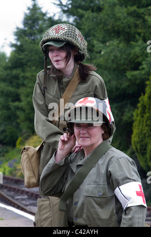 Weltkrieg zwei, WWii American female Medic, Rotes Kreuz Re-enactment an einer britischen Bahnhof 1940'3 Kriegszeit Wochenende Akteure auf rawtenstall Station, Lancashire, Mai 2011 Stockfoto