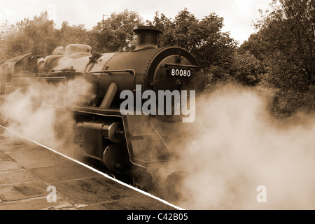 80080. 1950 s BR-Standard Klasse 4 2-6-4 Tank. 80080 gesehen an Ramsbottom mit einem Personenzug von Bury zu Rawtenstall. East Lancashire Railway Re-enactment an einer britischen Bahnhof mit 1940er Krieg Wochenende Akteure auf rawtenstall Station, Lancashire. Stockfoto