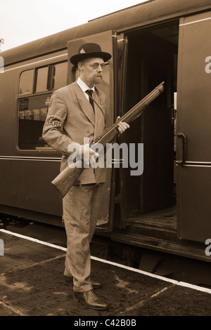 WWII Zug, bewaffneter Zivilist, Heimatschutz, mit Gewehr während Re-Inszenierung an einem britischen Bahnhof  die 1940er Kriegswochenende Schauspieler in Rawtenstall Station, Lancashire, Mai 2011 Stockfoto