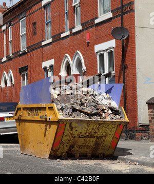 Ein überspringen vor einem Haus in einer Stadt, U.K. Stockfoto
