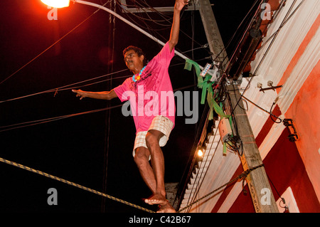 Seil-Entertainer im Abend Olinda-Brasilien Stockfoto