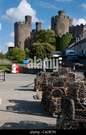 Conwy Castle mit Blick auf den Kai und Fischerei Töpfe durch den Fluss Conwy in Gwynedd Nord-Wales, Vereinigtes Königreich. Stockfoto