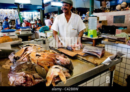 Fischhändler zerschneiden Fische im Stall im Markt in Recife Brasilien Stockfoto