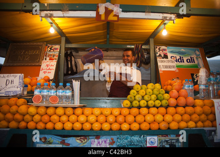 Saft-Verkäufer bei am Platz Djemaa al Fna Stockfoto