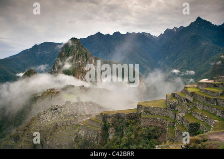 Peru, Aguas Calientes, Machu Picchu.15th-Jahrhundert Inkastätte liegt 2.430 Meter (7.970 ft) über dem Meeresspiegel. Stockfoto