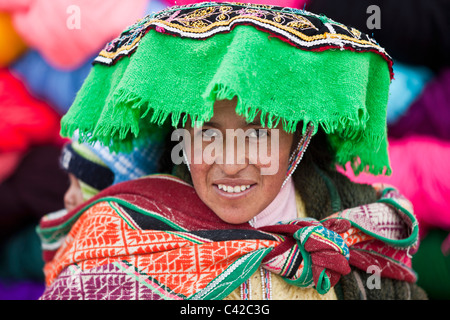 Peru, Huancarani, Frau und Kind vor Wolle zum Verkauf auf Markt. Stockfoto