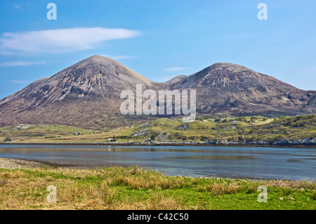 Die Red Cuillin Hills auf Skye in Schottland gesehen von der Elgol Straße in Strath Suardal Stockfoto