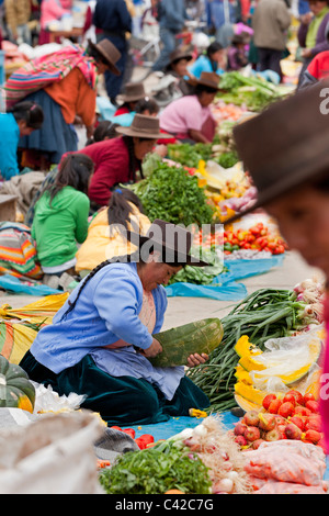 Peru, Huancarani, Gemüse und Obst-Markt. Frauen. Stockfoto