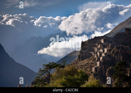 Peru, Ollantaytambo, Inka-Ruinen, Hintergrund: schneebedeckte Berge der Anden. Stockfoto