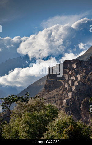 Peru, Ollantaytambo, Inka-Ruinen, Hintergrund: schneebedeckte Berge der Anden. Stockfoto