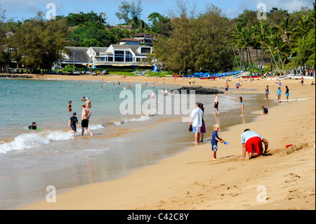 Urlauber entspannen Sie am Kalapaki Strand von Marriott Kauai Hawaii Nawilwili Bay Stockfoto