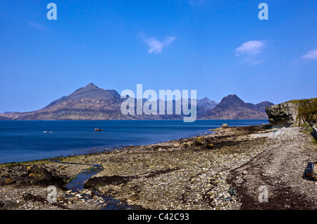 Die Cuillin Hills in Skye Schottland gesehen vom Strand bei Elgol mit Loch Scavaig Stockfoto