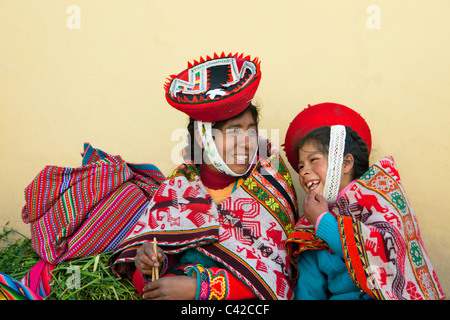 Peru, Ollantaytambo, indische Mutter und Kind aus Patacancha oder Patakancha in ihrer traditionellen Kleidung. Stockfoto