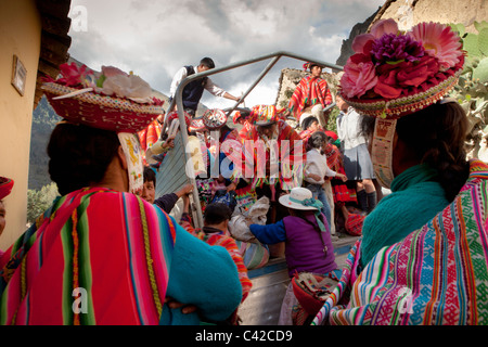 Peru, Ollantaytambo, Indian People aus Patacancha oder Patakancha in ihrer traditionellen Kleidung einsteigen in einen LKW nach Hause zu gehen. Stockfoto