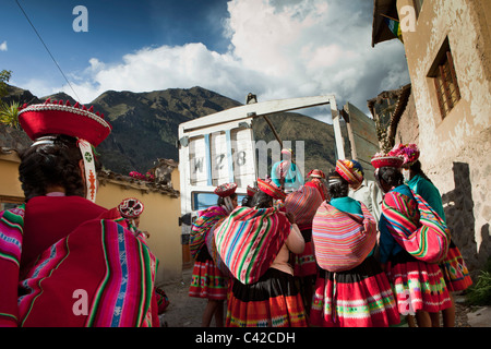 Peru, Ollantaytambo, Indian People aus Patacancha oder Patakancha in ihrer traditionellen Kleidung einsteigen in einen LKW nach Hause zu gehen. Stockfoto