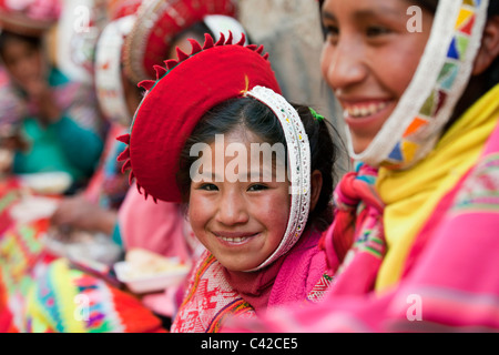 Peru, Ollantaytambo, indische Mädchen aus Patacancha oder Patakancha in traditioneller Tracht. Stockfoto