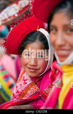 Peru, Ollantaytambo, indische Mädchen aus Patacancha oder Patakancha in traditioneller Tracht. Stockfoto