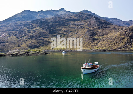 Kreuzfahrtschiff Misty Isle ist an der Anlegestelle in Loch Scavaig, Pick up-Passagiere aus Loch Coruisk Bereich ankommen. Stockfoto