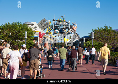Parkgäste geben Sie Tomorrowland im Magic Kingdom in Disney World, Kissimmee, Florida Stockfoto