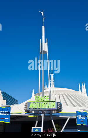 Neue Zeichen für die modernisierten Space Mountain Achterbahn Attraktion fahren in Tomorrowland im Magic Kingdom in Disney World Stockfoto