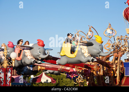 Familien fahren die Dumbo The Flying Elephant Attraktion fahren im Magic Kingdom in Disney World, Kissimmee, Florida Stockfoto