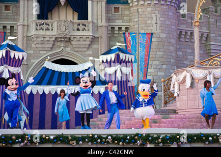 Zeige im Cinderellas Schloss verfügt über viele Disney Charaktere im Kostüm im Magic Kingdom in Disney World, Kissimmee, Florida Stockfoto