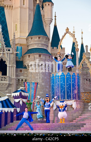 Zeige im Cinderellas Schloss verfügt über viele Disney Charaktere im Kostüm im Magic Kingdom in Disney World, Kissimmee, Florida Stockfoto