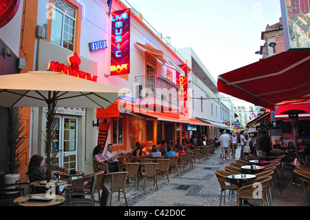 Outdoor-Cafés in der Abenddämmerung, Candido des Reis, Albufeira, Algarve-Region, Portugal Stockfoto