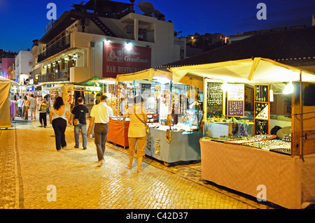 Straßenstände in der Abenddämmerung, Candido des Reis, Albufeira, Algarve-Region, Portugal Stockfoto