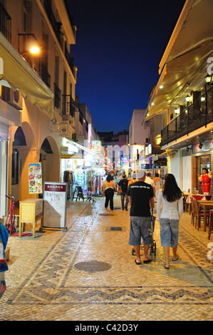 Straßenszene in der Abenddämmerung, Candido des Reis, Albufeira, Algarve-Region, Portugal Stockfoto