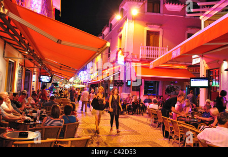 Bars im Freien bei Nacht, Candido des Reis, Albufeira, Algarve Region, Portugal Stockfoto