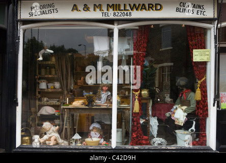 Ein Schaufenster für Victoriana Festival, Llandrindod Wells, Powys, Wales, Vereinigtes Königreich, Europa angezogen. Stockfoto