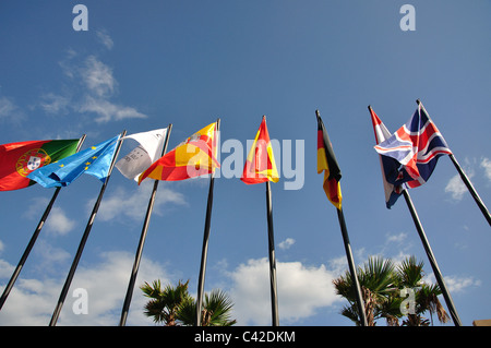 Europäische Fahnen vor Hotel in der Nähe von Praia da Oura, Region Distrikt Faro, Algarve, Portugal Stockfoto