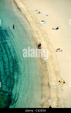 Blick auf Sandstrand und Meer Stockfoto