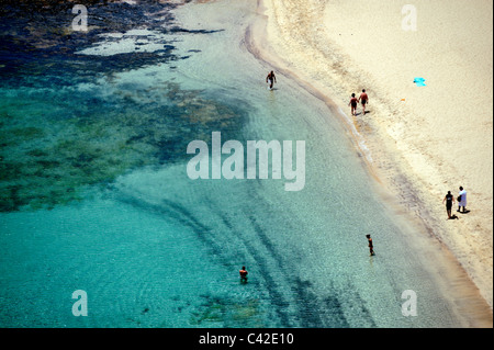 Blick hinunter auf den weißen Sandstrand und das Meer Stockfoto