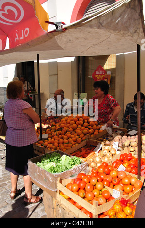 Obststand, Markt von Loulé, Praca da Republica, Loulé, Algarve-Region, Portugal Stockfoto