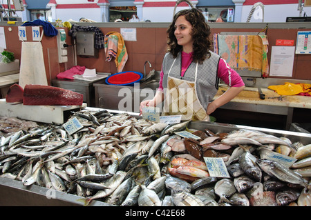 Fisch-Stall im indoor Fischmarkt, Loulé, Region Loulé, Algarve, Portugal Stockfoto