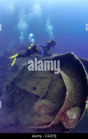 Taucher auf eines der "neuen Wracks" aus Puerto del Carmen, Lanzarote Stockfoto